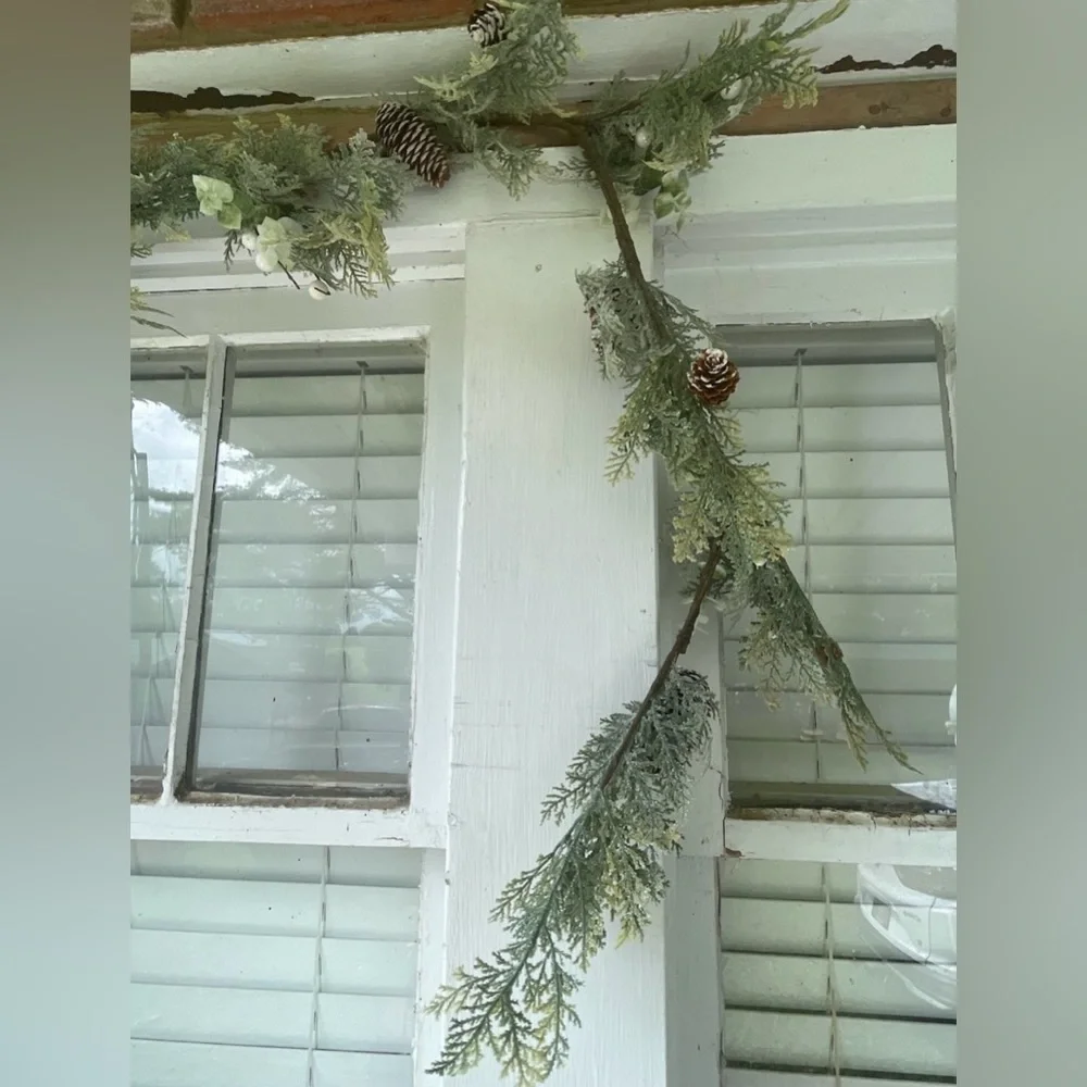 *Sparkle Cedar & White Berry Garland